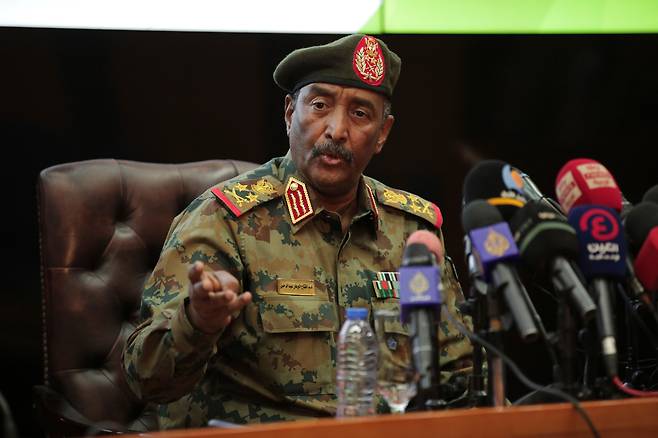 쿠데타로 정권을 장악한 압델 파타 부르한 장군이 26일(현지 시각) 기자회견에서 발언하고 있다. /AP 연합뉴스