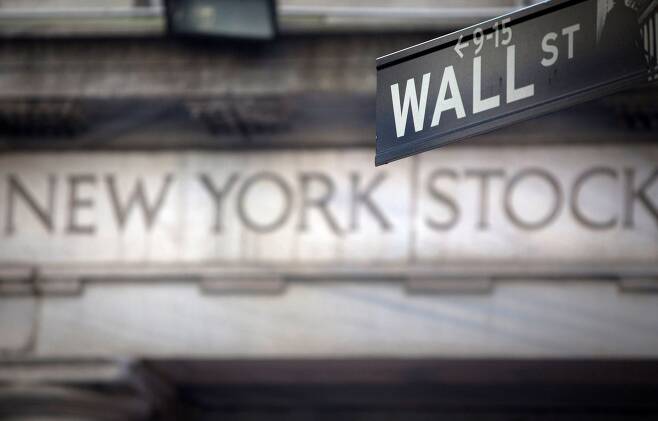 미국 뉴욕증권거래소(NYSE) 앞에 설치된 월스트리트 거리 표지판. /로이터·연합뉴스
