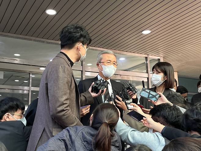 김종인 전 국민의힘 비상대책위원장(가운데)이 27일 오전 서울 종로구 서울대병원 장례식장 앞에서 기자들의 질문에 답하고 있다. /양범수 기자