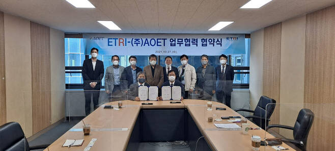 에이오이티는(AOET)와 한국전자통신연구원(ETRI)는 27일 ETRI 사무소에서 질화갈륨(GaN) 반도체 개발을 위한 업무 협력 양해각서를 교환했다.