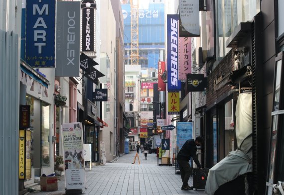 지난 19일 인적이 드물어 한산한 서울 명동 거리의 모습. 사진=뉴스1화상