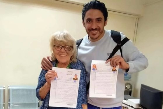 82세의 영국 할머니 아이리스 존스(오른쪽)와 할머니와 결혼한 36세의 이집트인 모하메드 이브리엄이 결혼 서류를 들고 활짝 웃고 있다. /사진=영국 매체 더선