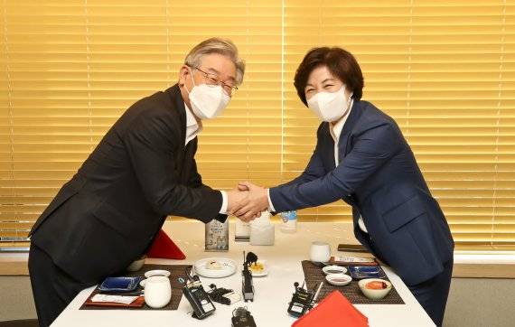 ‘이재명 원팀’ 추미애도 합류이재명 더불어민주당 대선후보(왼쪽)가 27일 서울 여의도 한 중식당에서 경선 경쟁자였던 추미애 전 법무부 장관과 오찬 회동에 앞서 악수하고 있다. 추 전 장관은 회동 후 이 후보측 명예선거대책위원장을 맡기로 했다. 뉴스1