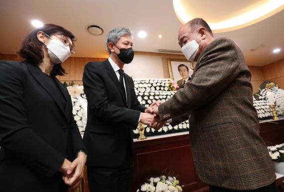 5·18 광주민주화운동 당시 전남도청에서 시민군 상황실장을 맡았던 박남선씨가 27일 서울대학교병원 장례식장에 마련된 노태우 전 대통령 빈소를 조문한 뒤 노재헌 동아시아문화센터 이사장과 노소영 아트센터 나비 관장을 위로하고 있다. 사진=서동일 기자