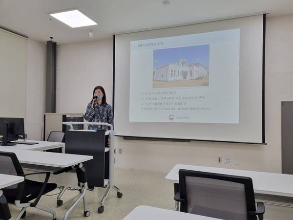 기상관측과 서울기상관측소에 대해 설명 중인 소장님.