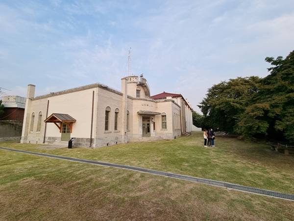 문화재로 지정된 건물답게 건물뿐만 아니라 주변 경관도 아름답다.