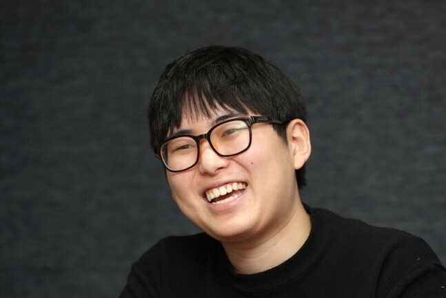 변희수씨가 지난해 3월 <한겨레>와의 인터뷰에서 밝은 표정을 짓고 있다. <한겨레> 자료사진