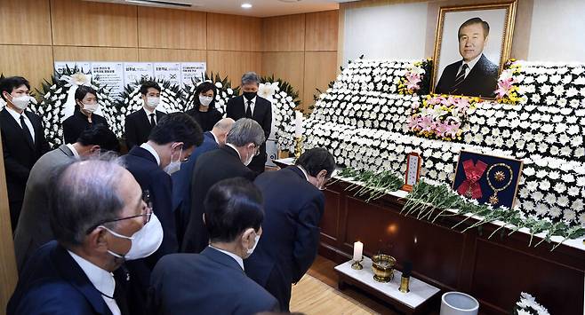 노태우 전 대통령 조문 (서울=연합뉴스) 27일 오후 서울대병원 장례식장에 마련된 노태우 전 대통령 빈소에서 조문객들이 조문하고 있다. 2021.10.27 [사진공동취재단] photo@yna.co.kr/2021-10-27 18:51:19/ <저작권자 ⓒ 1980-2021 ㈜연합뉴스. 무단 전재 재배포 금지.>