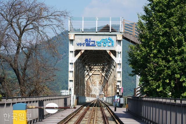 낙동강철교 레일바이크를 이용하려면 삼랑진에서 강 건너 김해로 가야 한다.