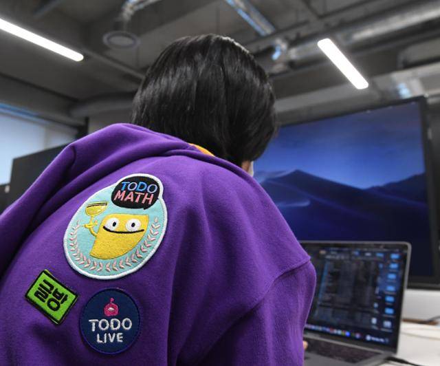 "새로운 제품을 내놓을 때마다 하나씩 늘어나요." 이수인 에누마 대표가 입은 회사에서 단체로 맞춘 윗도리 어깨에 제품 패치가 붙어 있다. 배우한 기자