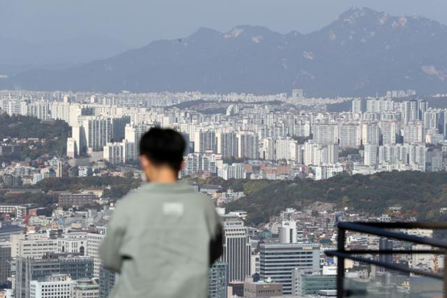 27일 서울 남산에서 보이는 도심 아파트 단지. 뉴스1