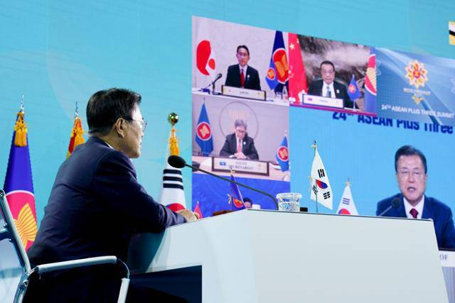 문재인 대통령이 27일 청와대 충무실에서 열린 아세안+3 화상 정상회의에서 발언하고 있다. 뉴시스