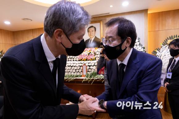 홍준표 국민의힘 대선 예비후보가 27일 오후 서울 종로구 서울대병원 장례식장에 마련된 고(故) 노태우 전 대통령 빈소를 찾아 조문을 하고 있다. [사진=사진공동취재단]