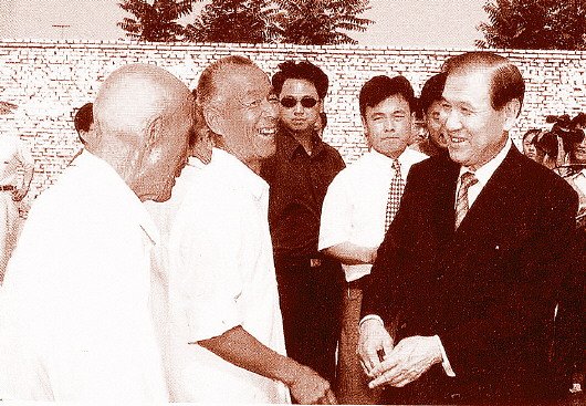 노태우 전 대통령(오른쪽)이 2000년 6월 중국 산둥성의 루좡촌을 찾아 현지 주민들과 반갑게 인사하고 있다. [사진=제로만보(齊魯晩報)]