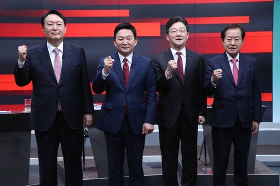 국민의힘 대선 경선 후보들이 27일 오후 강원 춘천시 동면 G1(강원민방)에서 열린 강원 합동토론회에 참석해 기념촬영을 하고 있다. 왼쪽부터 윤석열, 원희룡, 유승민, 홍준표 후보. 국민의힘 제공