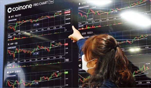 내년 1월 암호화폐 과세 시행이 석 달 앞으로 다가왔다. 19일 서울 용산구에 있는 코인원 고객센터 시세판 모습. /김범준 기자