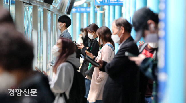 서울 지하철 신도림역에서 지하철을 기다리는 시민들(경향신문 자료사진). 권도현 기자