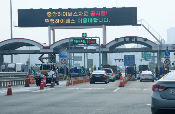 일산대교 통행료 무료화 전날인 26일 일산대교를 이용하기 위한 차량들이 요금소 앞에 정차해 있다. 연합뉴스