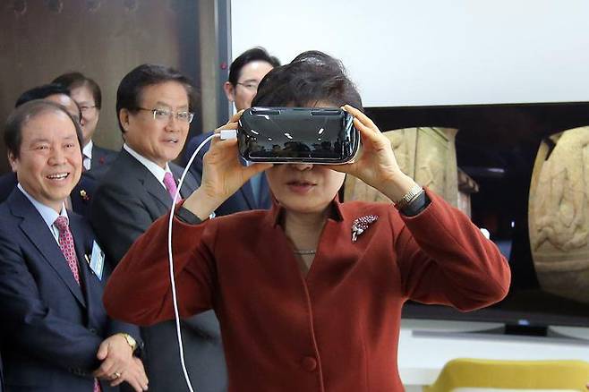 박근혜 정부가 창조경제를 내세우며 기초과학과 방송통신 등 이질적인 분야를 아우르는 미래창조과학부를 신설했다. 사진은 경북창조경제혁신센터 출범식에서 VR영상을 시청하고 있는 박근혜 대통령. ⓒ 연합뉴스