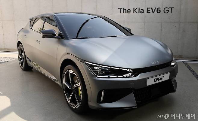 지난 2일 오전 서울 성동구 코사이어티에 기아자동차의 천 전용 전기차 EV시리즈 'The KIA EV6 GT' 모델이 전시되어 있다. /사진=김휘선 기자 hwijpg@