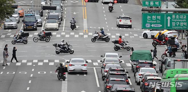 [서울=뉴시스] 권창회 기자 = 지난달 1일 오후 서울 학동역 인근에서 배달원들이 오토바이를 타고 이동하고 있다. <사진은 기사내용과 관련 없습니다> 2021.09.01. kch0523@newsis.com