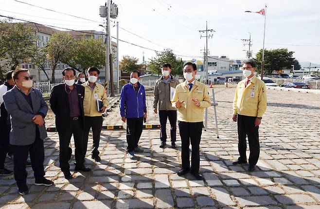 한정우 군수가 말흘2 공영주차장을 방문, 현장점검을 하고 있다. *재판매 및 DB 금지