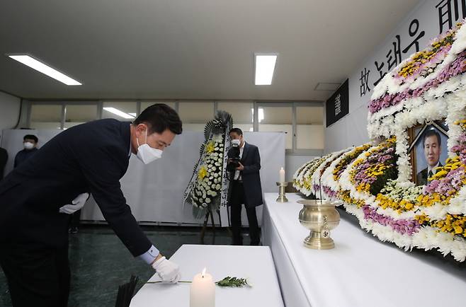 [포항=뉴시스] 강진구 기자 = 경북 포항시는 27일 오후부터 종합운동장 1층 대회의실에 고(故) 노태우 전 대통령 분향소를 설치해 운영한다고 밝혔다.사진은 분향하는 이강덕 포항시장.(사진=포항시 제공) 2021.10.27.photo@newsis.com *재판매 및 DB 금지