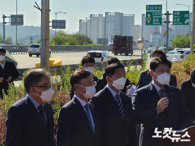 27일 낮 12시 경기도 김포시 일산대교 요금소에서 이한규 경기도 행정2부지사, 이재준 고양시장, 정하영 김포시장,  고광춘 파주 부시장이 참석한 가운데 공동으로 일산대교 통행료 무료화를 공식 발표했다. 고무성 기자