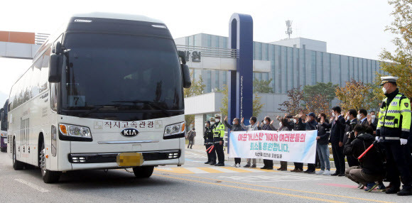 충북 진천의 국가공무원인재개발원에서 생활하던 아프가니스탄 특별기여자와 가족들이 27일 버스를 타고 전남 여수 해양경찰교육원으로 떠나고 있다. 연합뉴스