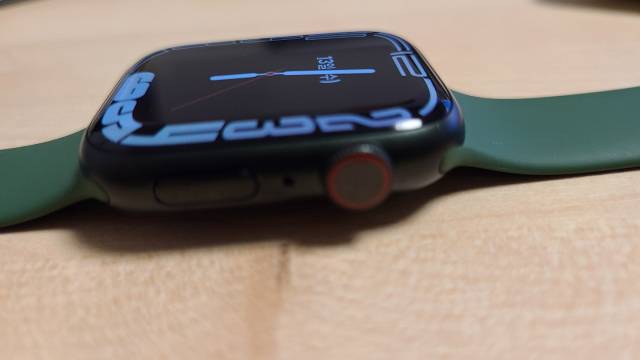 시계 숫자를 화면 가장자리까지 밀어 넣은 애플워치7의 윤곽 페이스/사진=노현섭 기자