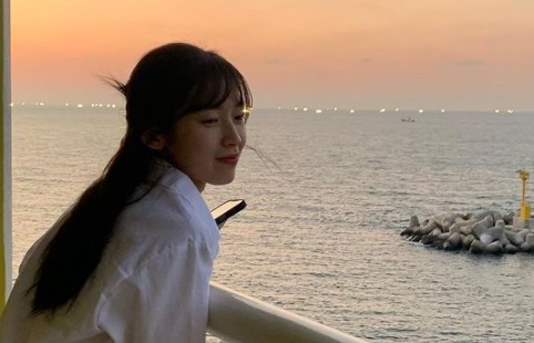 Arin of group OH MY GIRL has revealed his relaxed routine.On the 27th, Arin posted several photos on his instagram without any phrase.In the photo, Arin took a picture of looking at the sunset, and Arin was wearing a pure white shirt and enjoying the scenery of the beach.Above all, Arin showed off her beauty aura with transparent skin and small face, and attracted peoples admiration.Meanwhile, OH MY GIRL is on a break after completing its Dune Dance (DUN DUN DANCE) activity, which was released in May.