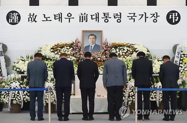 노태우 전 대통령 국가장으로…추모하는 시민들 (대구=연합뉴스) 김현태 기자 = 정부가 고(故) 노태우 전 대통령 장례를 닷새간의 국가장으로 치르기로 한 27일. 대구 달서구 안병근올림픽기념유도관에 마련된 국가장 분향소에서 시민들이 고인을 추모하고 있다. 2021.10.27 mtkht@yna.co.kr