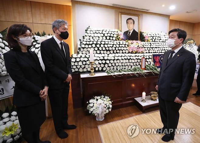 노태우 전 대통령 조문 마친 전해철 행안부 장관 (서울=연합뉴스) 전해철 행정안전부 장관이  27일 서울대병원 장례식장에 마련된 노태우 전 대통령 빈소를 찾아 조문한 뒤 유족인 딸 노소영 아트센터 나비 관장과 아들 노재헌 동아시아문화센터 이사장과 대화하고 있다. 2021.10.27 [사진공동취재단] jeong@yna.co.kr