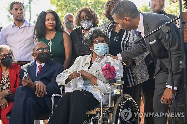 '흑인 인권운동 선구자' (AFP=연합뉴스) 법원에 기록 말소 청구서를 제출한 '흑인 인권운동 선구자' 클로뎃 콜빈(82·가운데) 여사가 소감을 밝히고 있다. 2021.10.27. photo@yna.co.kr