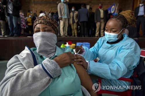 바이오엔테크-화이자 백신을 맞는 남아프리카공화국 여성 [AP 연합뉴스 자료사진. 재판매 및 DB 금지]