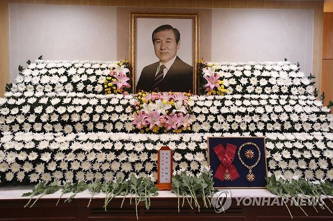 노태우 전 대통령 빈소에 놓여진 무궁화대훈장 (서울=연합뉴스) 27일 서울대병원 장례식장에 노태우 전 대통령 빈소에 무궁화대훈장이 놓여있다. 2021.10.27 [사진공동취재단] jeong@yna.co.kr