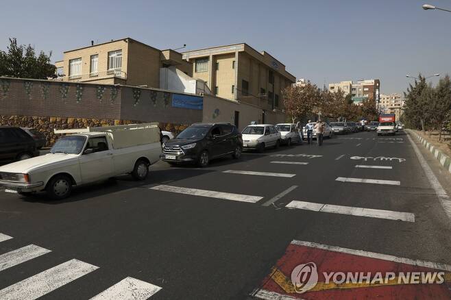 이란 테헤란서 주유하기 위해 대기하는 차량 [AP 연합뉴스 자료사진. 재판매 및 DB 금지]