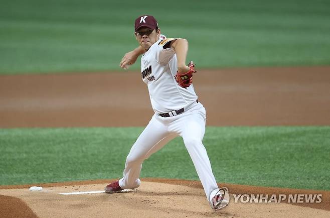 역투하는 키움 선발 정찬헌 (서울=연합뉴스) 이지은 기자 = 27일 오후 서울 구로구 고척스카이돔에서 열린 프로야구 삼성과 키움의 경기. 1회초 키움 선발투수 정찬헌이 역투하고 있다. 2021.10.27 jieunlee@yna.co.kr