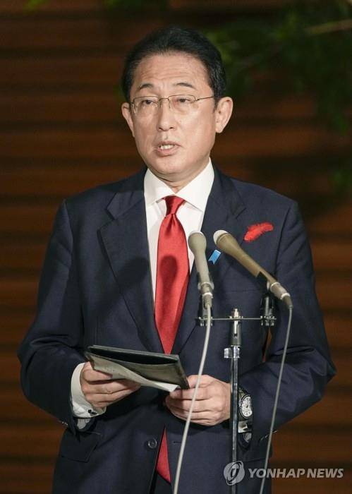 총리관저 기자단 취재 응하는 기시다 총리 [도쿄 교도=연합뉴스 자료사진] 2021.10.15