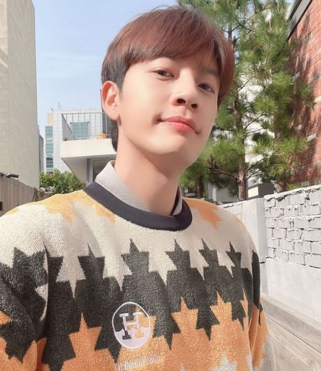 Singer Seven has been on the latest occasion.Seven posted a picture on his SNS account on the 28th with an article entitled Ban Approach Eye.Seven, in the open photo, stares at the camera in the background of the street, and he has a warm charm, such as smiling with a knit in the autumn atmosphere.In particular, Seven boasted beauty while he was humiliated by clean skin without any blemishes.Seven, meanwhile, has been in public with actor Lee Da-hae since 2016.Recently, he appeared in MBC entertainment program Point of omniscient meddling and boasted a special love affair.