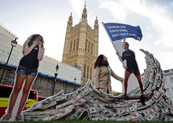 페이스북이 10대들의 정신건강을 해친다는 사실을 알면서도 방치했다는 폭로 뒤 지난 25일 영국 런던에서 열린 시위 (사진=AFP)
