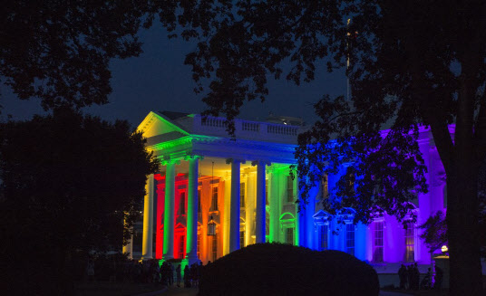 성소수자를 상징하는 무지개 빛 전등을 켠 백악관(사진=AFP)