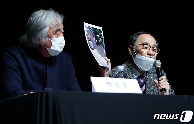 피아니스트 백건우와 정성복 변호사가 28일 서울 서초구 흰물결아트센터에서 MBC PD수첩 보도와 관련해 손해배상 청구 기자회견을 열고 있다. 백씨는 PD수첩이 방영한 '사라진 배우, 성년후견의 두 얼굴'편이 사실과 크게 다르다고 반박했다. 백씨는 국내 연주료 관리를 맡은 윤정희씨의 동생이 무단으로 거액을 인출하고 이를 발견한 백씨가 계좌 비밀번호를 변경하자 동생측이 연락을 차단했다고 밝혔다. 백씨는 이번 방송으로 명예가 훼손됐고 정신적 고통을 입었다며 언론중재위원회에 정정보도 및 11억원의 손해배상을 청구하는 조정을 신청했다. 2021.10.28/뉴스1 © News1 안은나 기자
