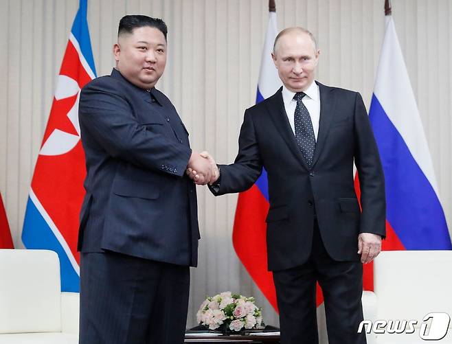 김정은 북한 조선노동당 총비서(왼쪽)와 블라디미르 푸틴 러시아 대통령. © AFP=뉴스1