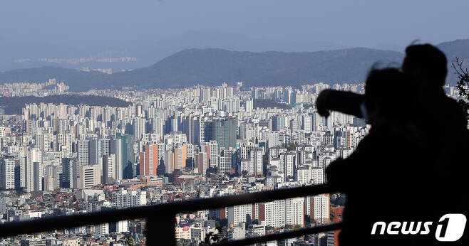 서울 남산에서 도심의 아파트 모습이 보이고 있다. 2021.10.27/뉴스1 © News1 황기선 기자