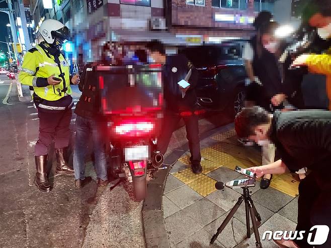 27일 밤 제주시청사 인근 도로에서 불법 개조된 이륜차가 경찰에 적발됐다.(제주경찰청 제공)© 뉴스1