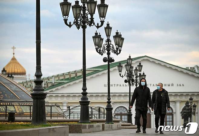 모스크바 중심부에서 행인들이 마스크를 쓴 채 걷고 있다. © AFP=뉴스1