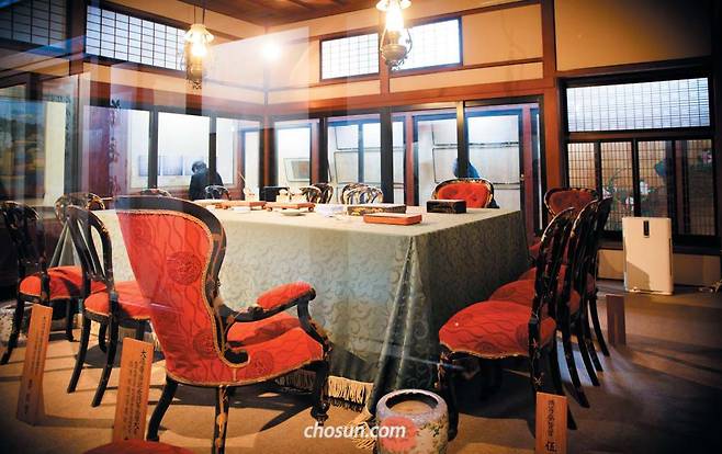 1895년 3월 20일 청일전쟁 후 강화협상이 열린 일본 시모노세키에 있는 요정 슌판로(春帆樓) 내부 모습. 슌판로에는 ‘일청강화기념관’이 복원돼 있다. 사진 왼쪽 큰 의자에 청국 전권대신 리훙장이, 그 맞은편에 일본국 전권대신 이토 히로부미가 각각 앉았다./박종인 선임기자 제공