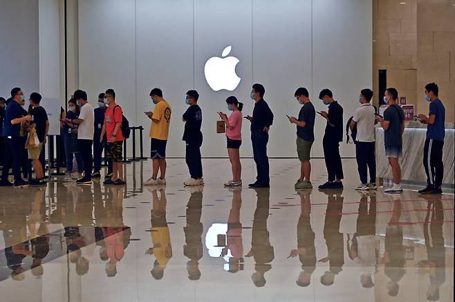 중국 난징에 위치한 애플 스토어에 아이폰13을 구매하기 위해 줄 선 시민들. /AP 연합뉴스