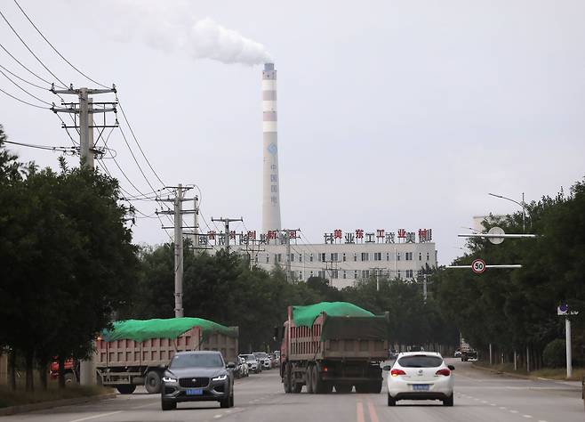 중국 랴오닝성 선양에 있는 한 석탄화력 발전소의 굴뚝에서 연기가 솟아오르고 있다.